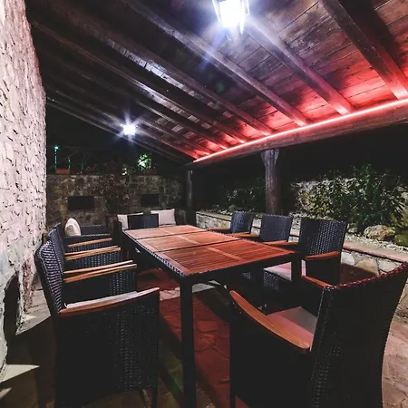 Villa Bog - Con Piscina E Campo Da Tennis