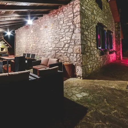 Bog - Con Piscina E Campo Da Tennis Villa